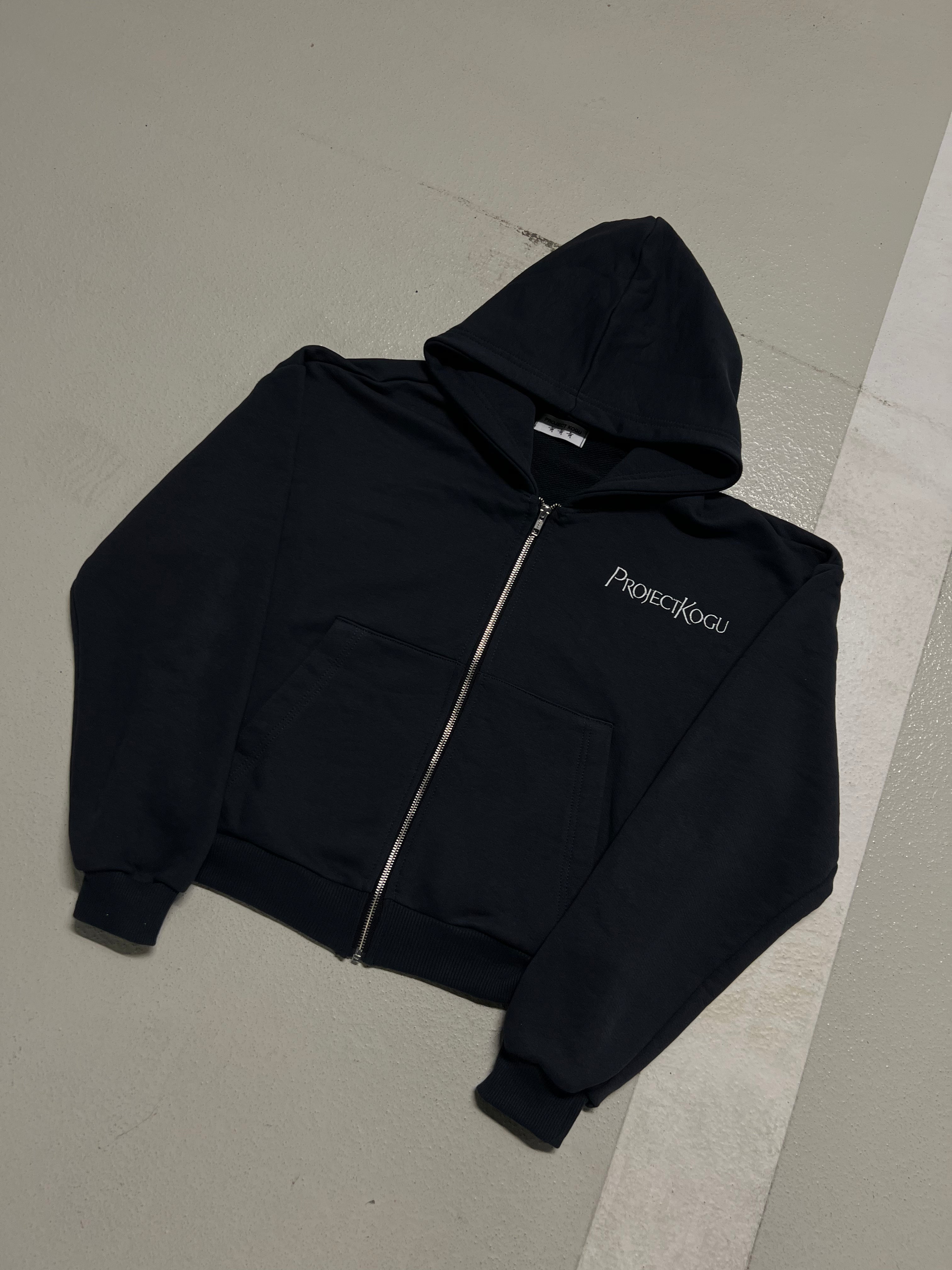 “BASIC LOGO ZIP-UP HOODIE BLACK”